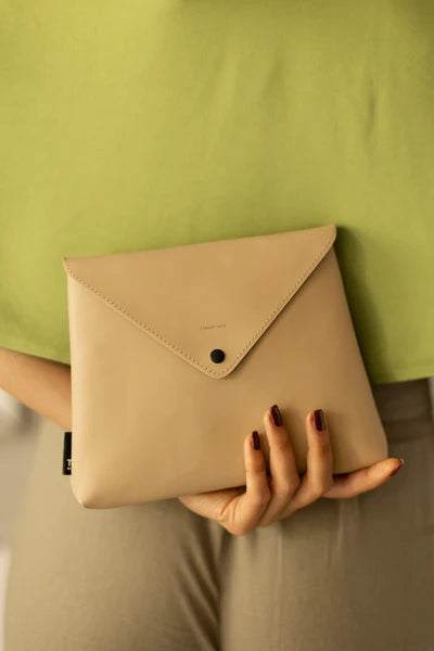 Bolso Tipo Sobre Beige