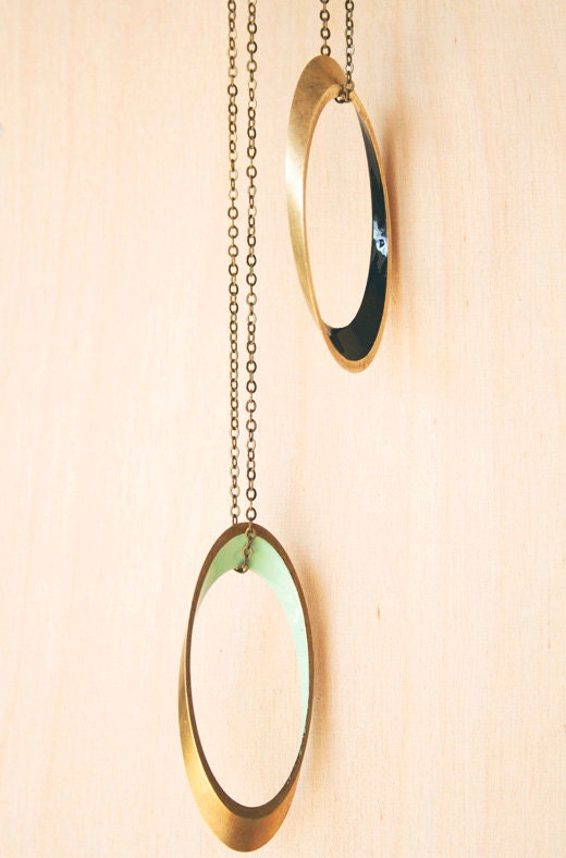 Minimalist OVAL color pendant. BIG ÓVAL. Geometric brass necklace. Simple and modern. Handcrafted color jewelry.