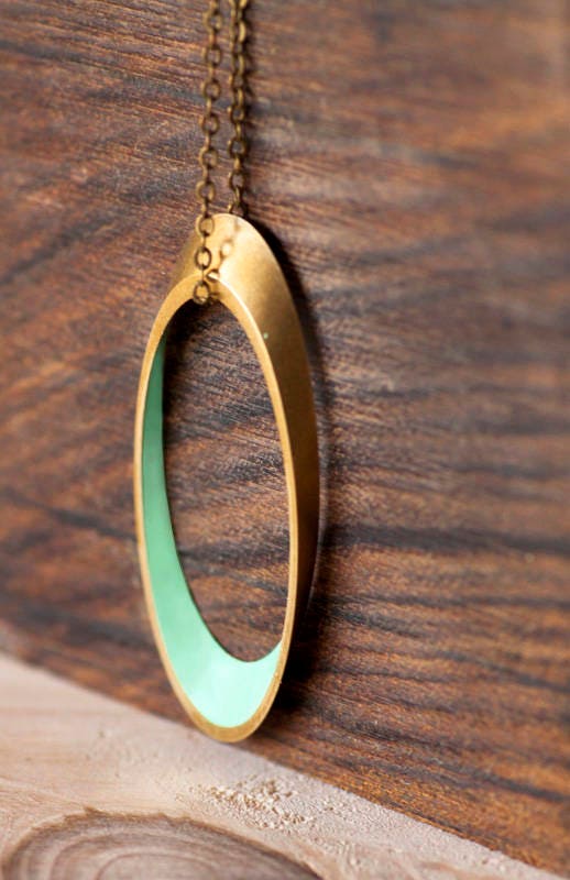 Minimalist OVAL color pendant. BIG ÓVAL. Geometric brass necklace. Simple and modern. Handcrafted color jewelry.