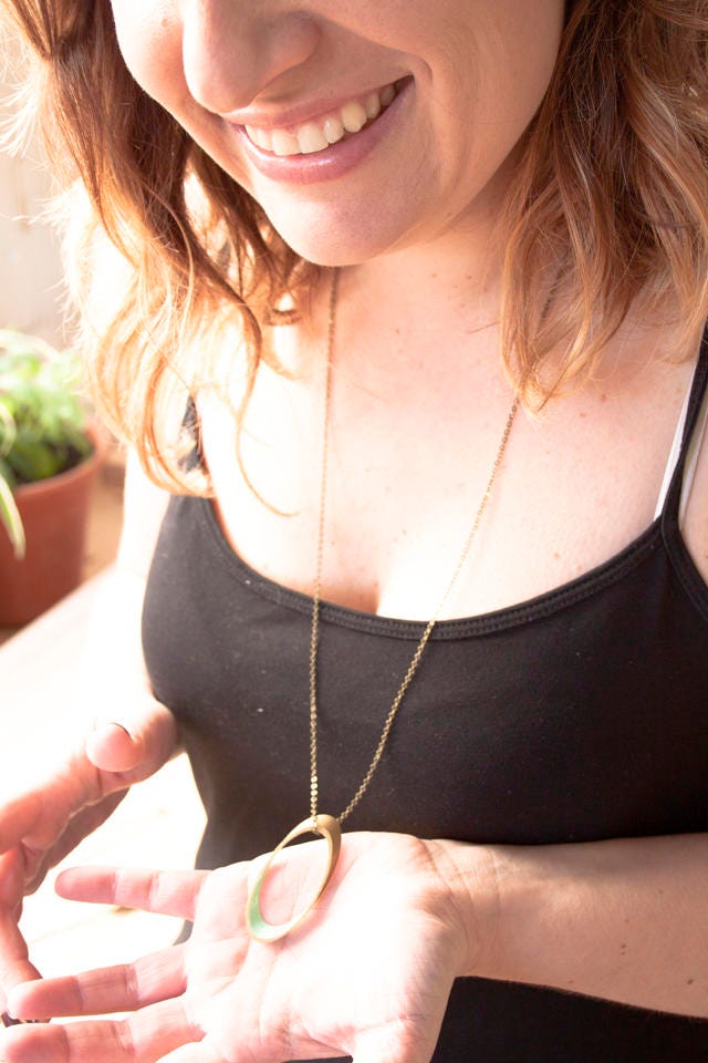 Minimalist OVAL color pendant. BIG ÓVAL. Geometric brass necklace. Simple and modern. Handcrafted color jewelry.