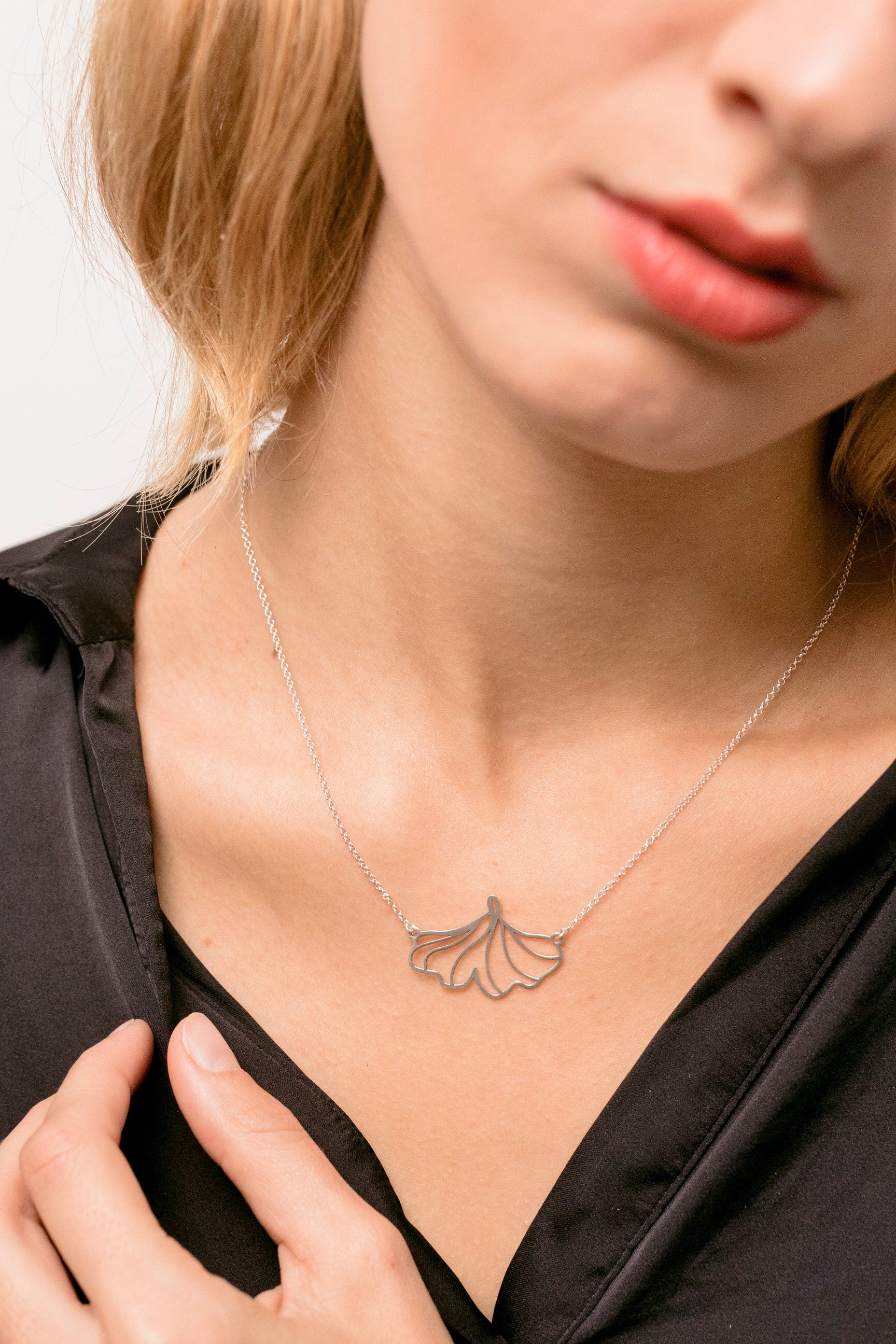 SILVER NECKLACE. LOBED. Sterling Silver 925. Delicate and elegant piece perfect for gifts.