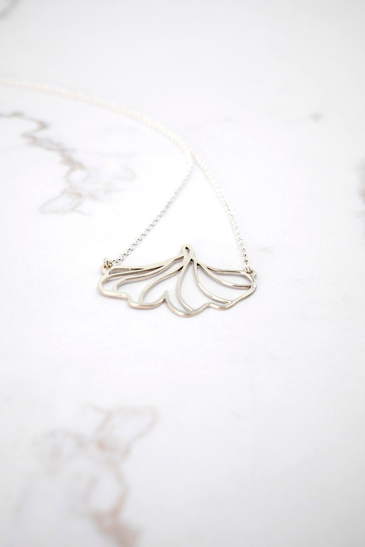 SILVER NECKLACE. LOBED. Sterling Silver 925. Delicate and elegant piece perfect for gifts.
