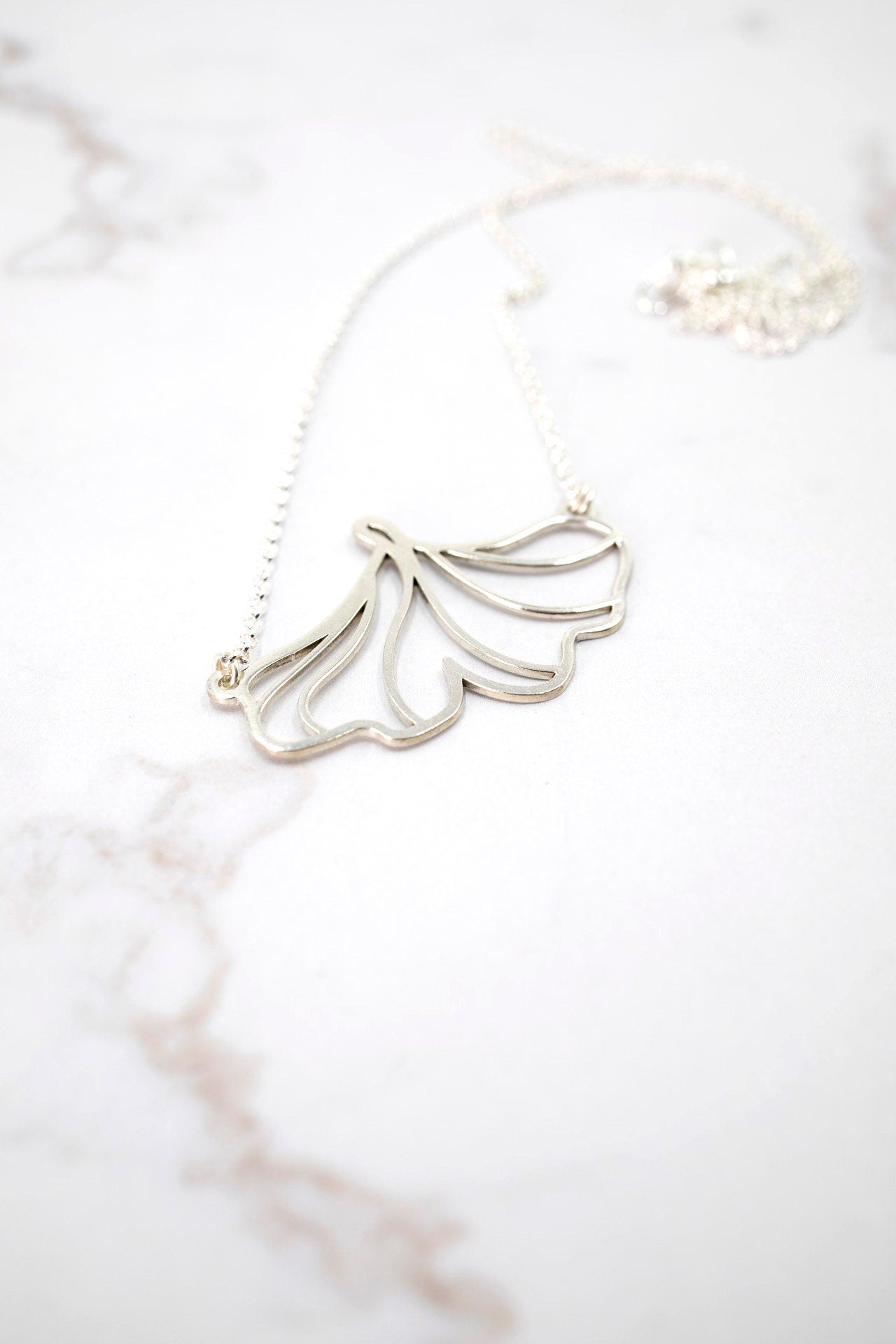 SILVER NECKLACE. LOBED. Sterling Silver 925. Delicate and elegant piece perfect for gifts.
