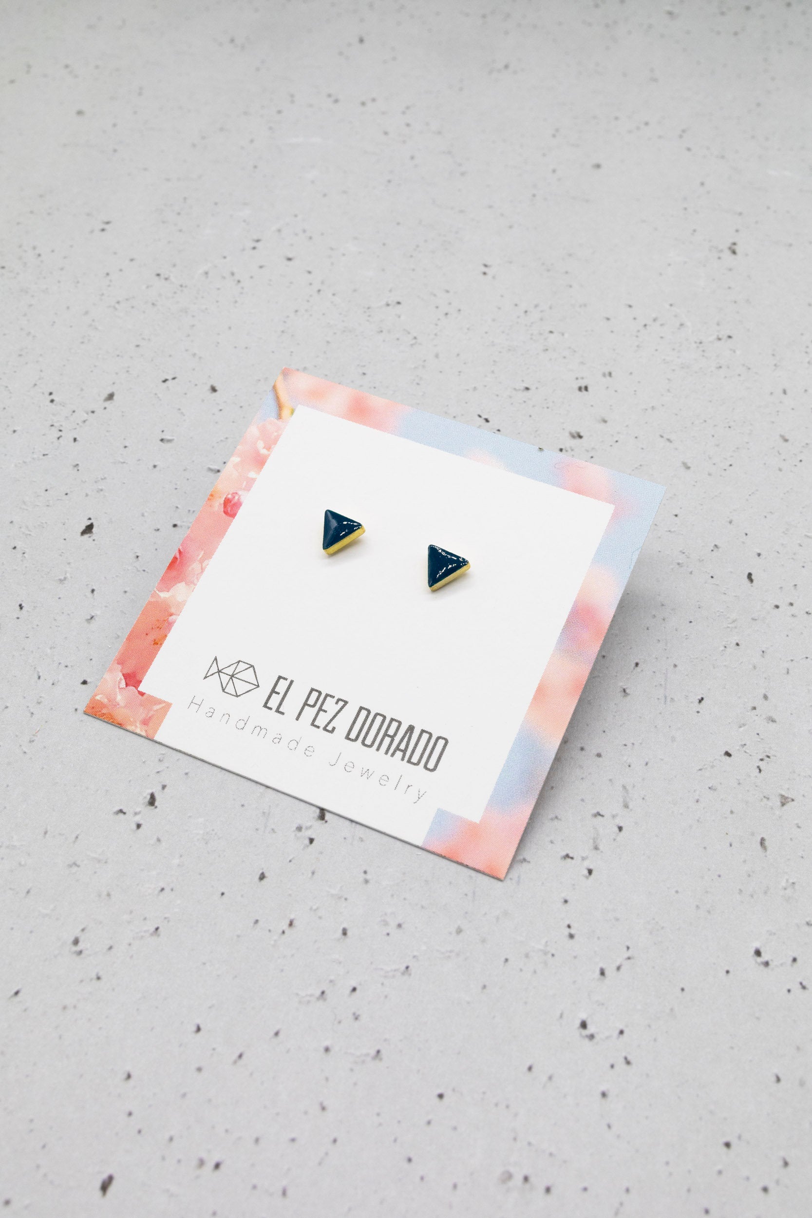 Pendiente triángulo mini. Mini triangle earring. New collection. Original color earrings. Enameled metal.