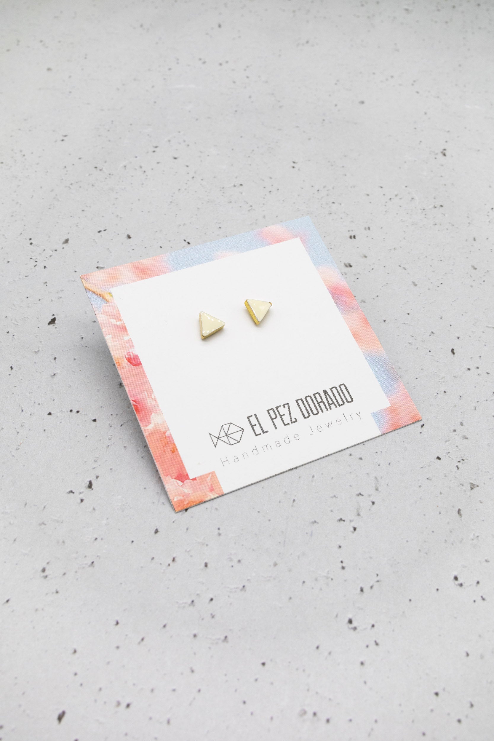 Pendiente triángulo mini. Mini triangle earring. New collection. Original color earrings. Enameled metal.