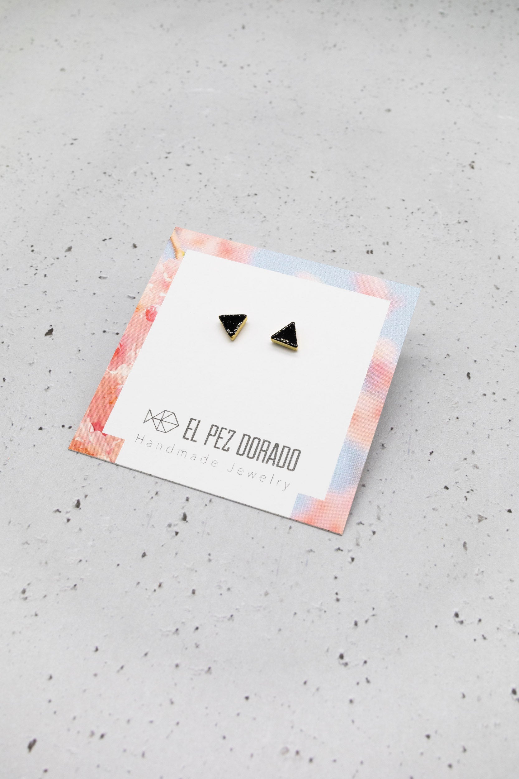 Pendiente triángulo mini. Mini triangle earring. New collection. Original color earrings. Enameled metal.