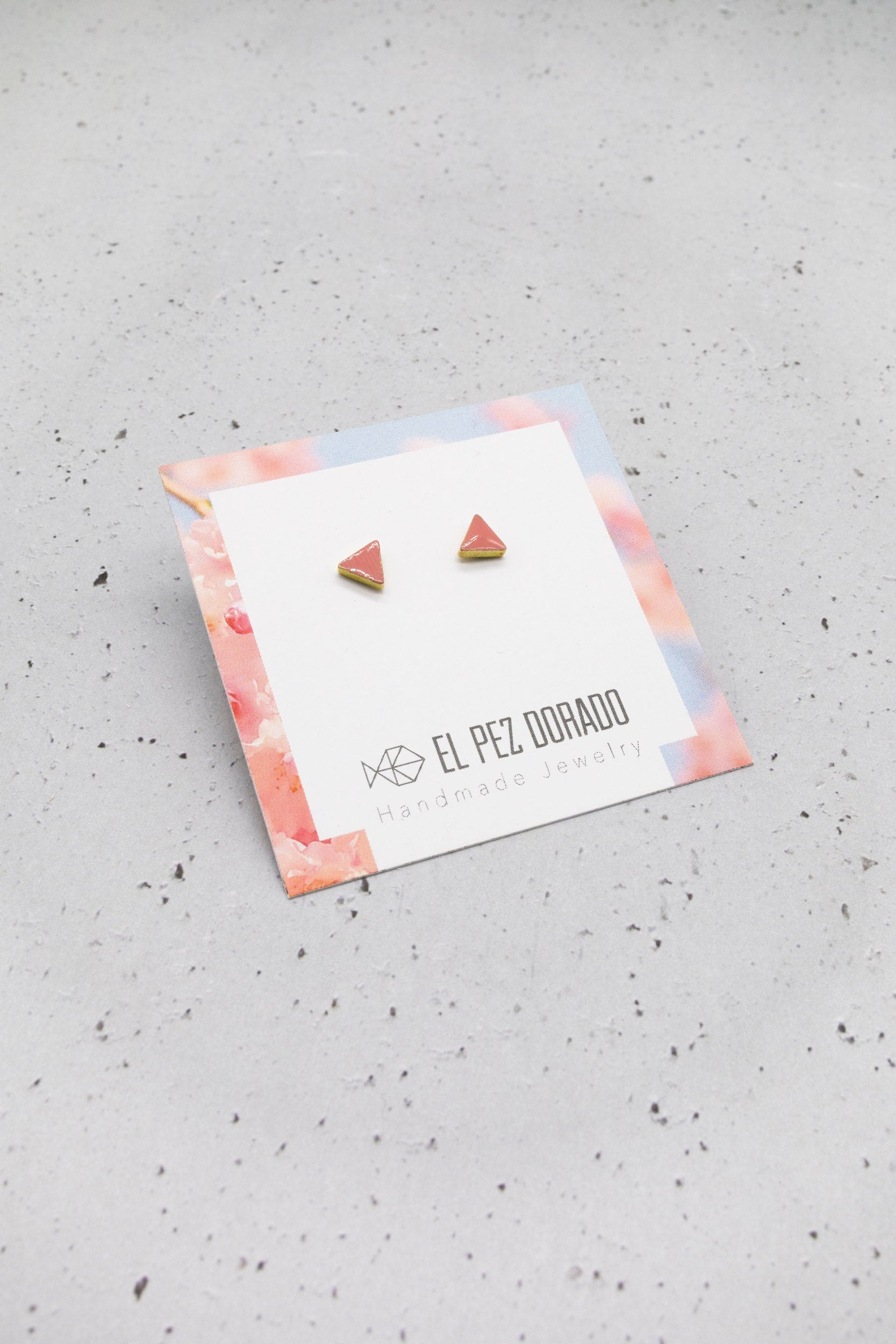 Pendiente triángulo mini. Mini triangle earring. New collection. Original color earrings. Enameled metal.