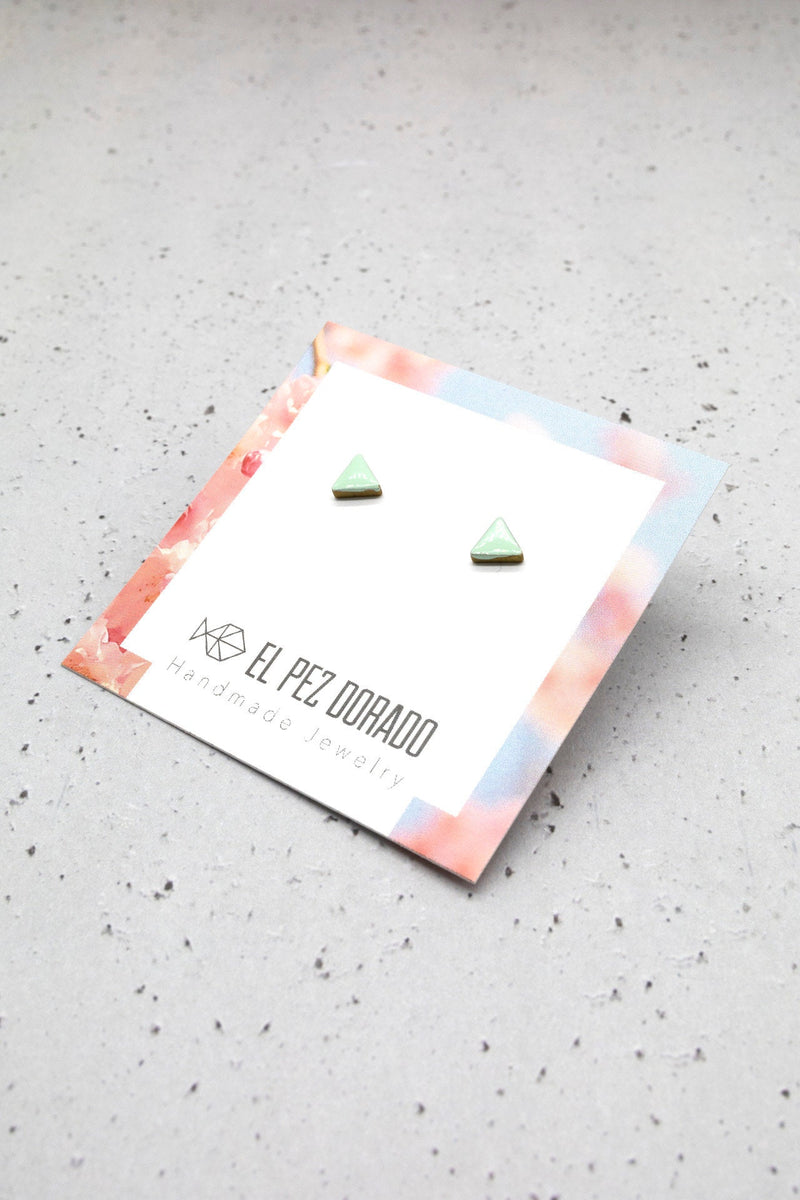 Pendiente triángulo mini. Mini triangle earring. New collection. Original color earrings. Enameled metal.